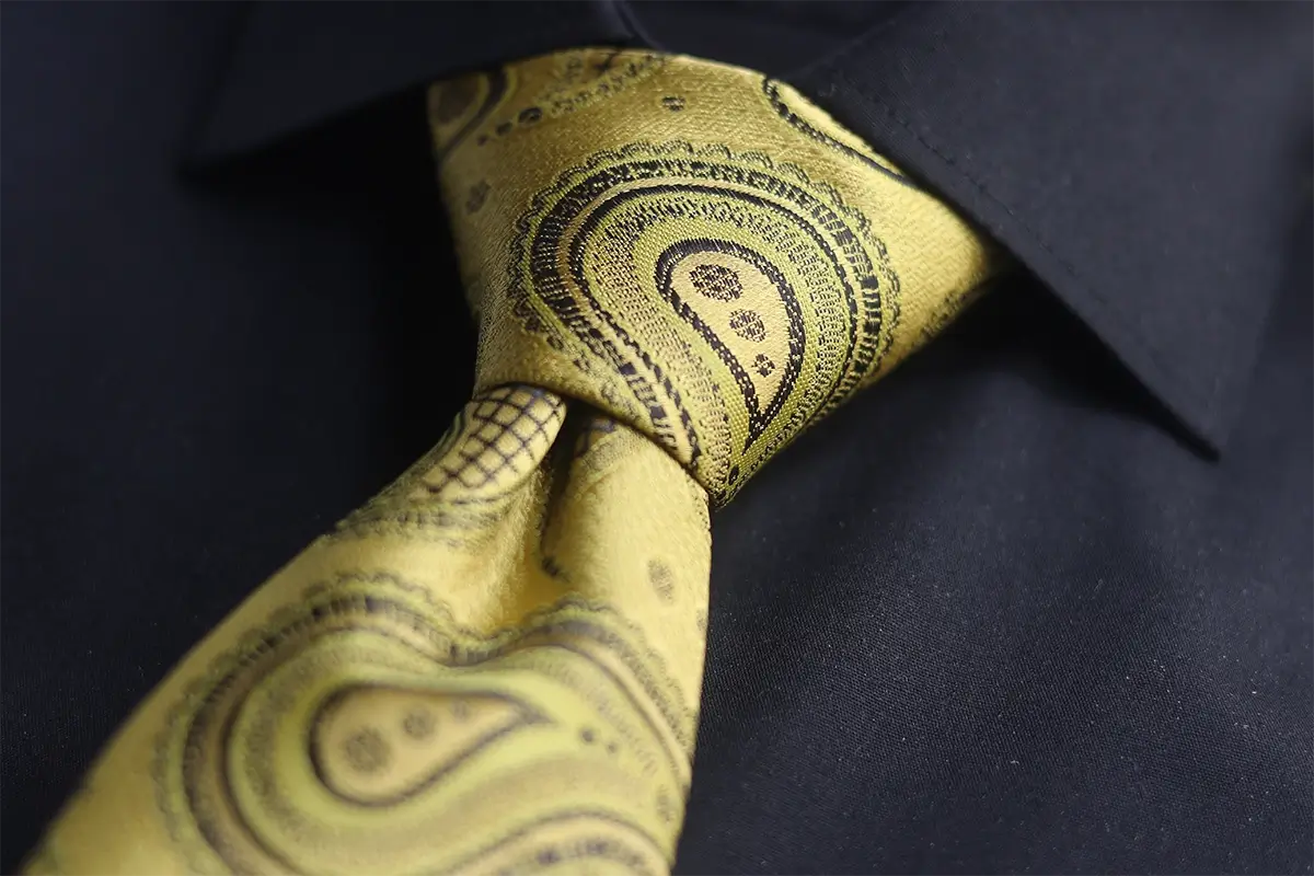 کراوات طرح دار بته جقه طلایی با پیراهن مشکی