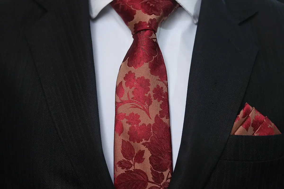 کراوات قرمز طلایی طرح دار با دستمال جیبی