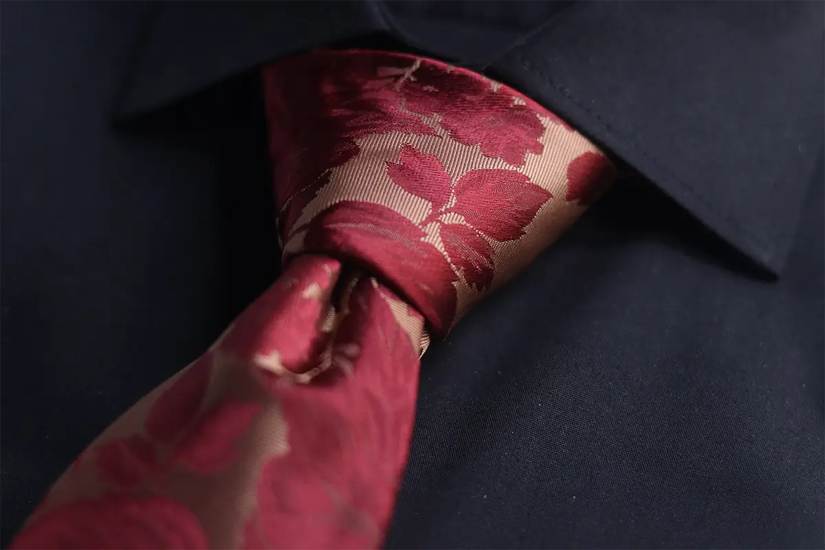 کراوات قرمز طلایی با پیراهن مشکی